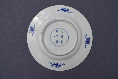 Deux assiettes en porcelaine de Chine bleu et blanc &agrave; d&eacute;cor de 'La Romance de la chambre de l'ouest', marque et &eacute;poque de Kangxi