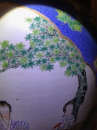 Une paire de grands vases en porcelaine de Chine famille rose &agrave; fond bleu, marque de Qianlong, 19&egrave;me