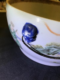 Vier stukken Chinees famille rose en grisaille porselein, 19/20e eeuw