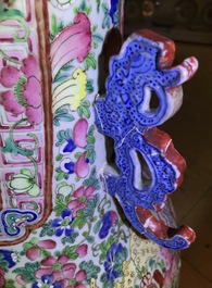 Een grote Chinese famille rose vaas met hofsc&egrave;nes, 19e eeuw
