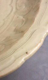 Een Chinese Longquan celadon schotel met floraal onderglazuur decor, vroege Ming