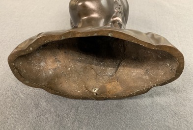 Een paar Chinese bronzen 'Culturele Revolutie' bustes, 3e kwart 20e eeuw