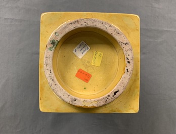 Een Chinese celadon jardini&egrave;re en een paar cong vazen met reli&euml;fdecor, 19/20e eeuw