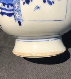 Une paire de vases en porcelaine de Chine bleu et blanc, Kangxi