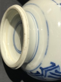 Une paire de vases en porcelaine de Chine bleu et blanc, Kangxi