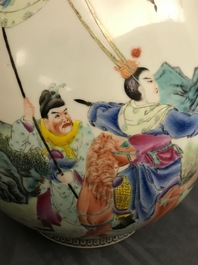 Een Chinese famille rose hu vaas met ruiters te paard, Qianlong merk, Republiek, 20e eeuw