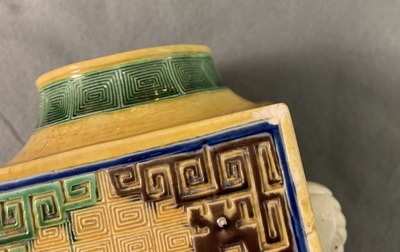 Een Chinese celadon jardini&egrave;re en een paar cong vazen met reli&euml;fdecor, 19/20e eeuw