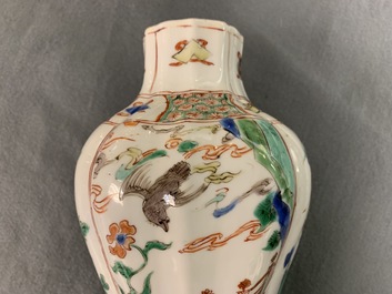 Een Chinese famille verte dekselvaas met fabeldieren, Kangxi