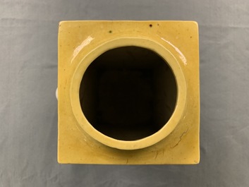 Een Chinese celadon jardini&egrave;re en een paar cong vazen met reli&euml;fdecor, 19/20e eeuw