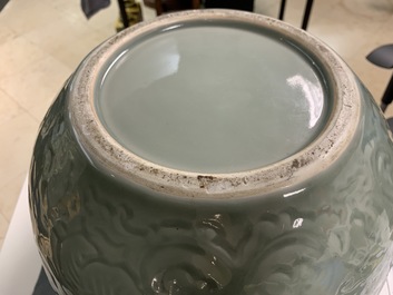 Een Chinese celadon jardini&egrave;re en een paar cong vazen met reli&euml;fdecor, 19/20e eeuw
