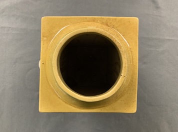Een Chinese celadon jardini&egrave;re en een paar cong vazen met reli&euml;fdecor, 19/20e eeuw