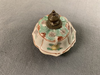 Een Chinese famille verte dekselvaas met fabeldieren, Kangxi