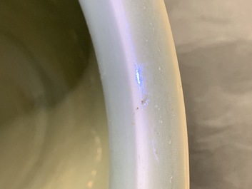 Een Chinese celadon jardini&egrave;re en een paar cong vazen met reli&euml;fdecor, 19/20e eeuw