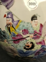 Een Chinese famille rose hu vaas met ruiters te paard, Qianlong merk, Republiek, 20e eeuw