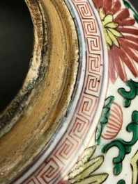 Un vase en porcelaine de Chine wucai &agrave; d&eacute;cor de lions bouddhistes, &eacute;poque Transition