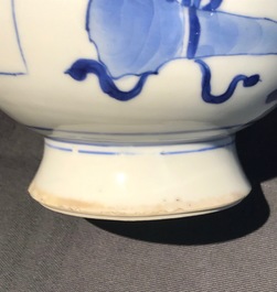Une paire de vases en porcelaine de Chine bleu et blanc, Kangxi
