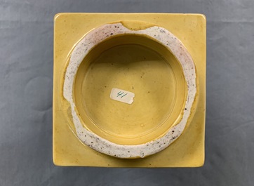 Een Chinese celadon jardini&egrave;re en een paar cong vazen met reli&euml;fdecor, 19/20e eeuw