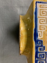 Een Chinese celadon jardini&egrave;re en een paar cong vazen met reli&euml;fdecor, 19/20e eeuw