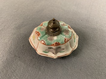 Een Chinese famille verte dekselvaas met fabeldieren, Kangxi