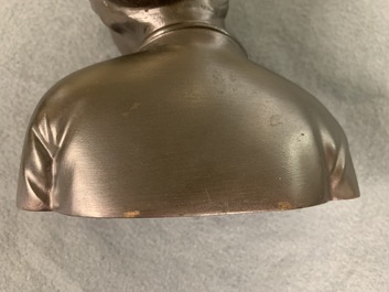 Een paar Chinese bronzen 'Culturele Revolutie' bustes, 3e kwart 20e eeuw