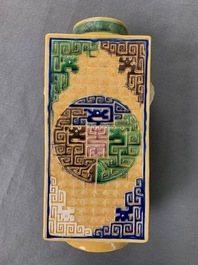 Een Chinese celadon jardini&egrave;re en een paar cong vazen met reli&euml;fdecor, 19/20e eeuw