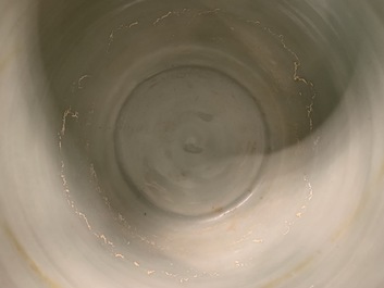 Een Chinese celadon jardini&egrave;re en een paar cong vazen met reli&euml;fdecor, 19/20e eeuw