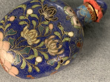 Ten Chinese cloisonn&eacute; snuff bottles, 19/20th C.