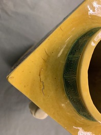 Een Chinese celadon jardini&egrave;re en een paar cong vazen met reli&euml;fdecor, 19/20e eeuw