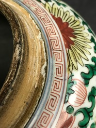 Un vase en porcelaine de Chine wucai &agrave; d&eacute;cor de lions bouddhistes, &eacute;poque Transition