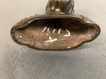 Een paar Chinese bronzen 'Culturele Revolutie' bustes, 3e kwart 20e eeuw