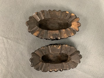 Een paar Chinese bronzen 'Culturele Revolutie' bustes, 3e kwart 20e eeuw