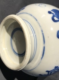 Une paire de vases en porcelaine de Chine bleu et blanc, Kangxi