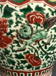 Un vase en porcelaine de Chine wucai &agrave; d&eacute;cor de lions bouddhistes, &eacute;poque Transition