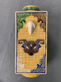 Een Chinese celadon jardini&egrave;re en een paar cong vazen met reli&euml;fdecor, 19/20e eeuw