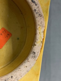 Een Chinese celadon jardini&egrave;re en een paar cong vazen met reli&euml;fdecor, 19/20e eeuw