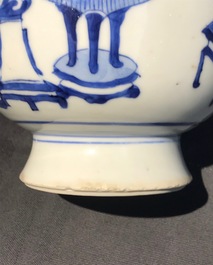 Une paire de vases en porcelaine de Chine bleu et blanc, Kangxi