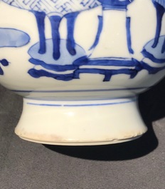 Une paire de vases en porcelaine de Chine bleu et blanc, Kangxi
