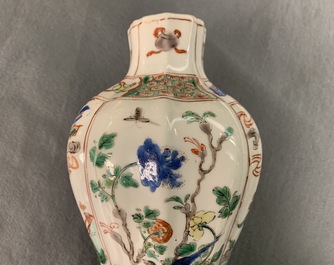 Een Chinese famille verte dekselvaas met fabeldieren, Kangxi