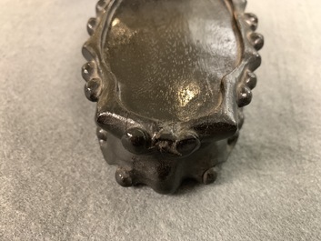 Een paar Chinese bronzen 'Culturele Revolutie' bustes, 3e kwart 20e eeuw