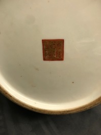 Een Chinese famille rose hu vaas met ruiters te paard, Qianlong merk, Republiek, 20e eeuw