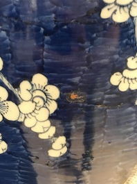 Une paire de grands vases en porcelaine de Chine bleu et blanc &agrave; d&eacute;cor de prunus, 19&egrave;me