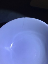 Een Chinese famille rose kop en schotel met een dame met haar dienaar, Qianlong