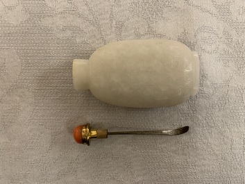 Cinq tabati&egrave;res en jade c&eacute;ladon et rouille, Chine, 19/20&egrave;me