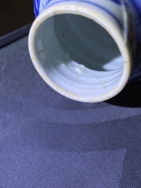 Drie paar Chinese blauw-witte vazen, Kangxi