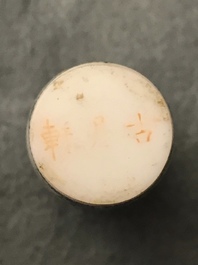 Deux tabati&egrave;res en verre blanc &eacute;maill&eacute;, marques de Guyue Xuan, prob. ateliers imp&eacute;riaux, P&eacute;kin, Qianlong