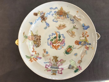 Een 9-delig Chinees famille rose servies met kostbaarhedendecor, Jiaqing/Daoguang