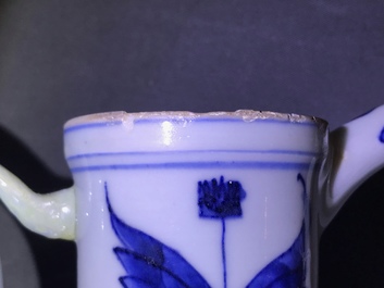 Une verseuse en porcelaine de Chine bleu et blanc &agrave; d&eacute;cor de gar&ccedil;ons jouants, Wanli