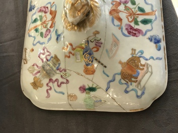 Een 9-delig Chinees famille rose servies met kostbaarhedendecor, Jiaqing/Daoguang