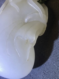 Un pendentif en jade blanc figurant un singe sur une pochette, Qing