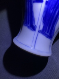 Drie paar Chinese blauw-witte vazen, Kangxi